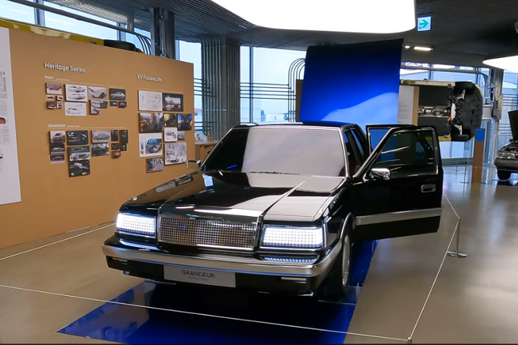 Mặt táp lô xe có trang bị một màn hình lớn, tương tự những gì chúng ta thường thấy trên xe ô tô hiện đại. Nó còn có vô lăng một chấu cũng như một màn hình dọc khác trên cụm điều khiển trung tâm, được sử dụng để điều khiển hệ thống thông tin giải trí.