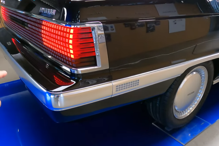 Một điều đáng lưu ý là mẫu xe concept này sử dụng một phần mềm thông tin giải trí hoàn toàn mới, chưa có trên bất kỳ mẫu xe Hyundai hiện đang sản xuất nào cả. Đáng tiếc, chúng ta không biết chiếc Hyundai Grandeur tái sinh có hệ truyền động cụ thể ra sao, ngoài thực tế là nó chạy điện hoàn toàn.Mô