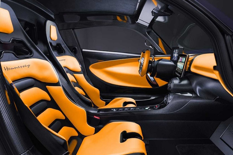 Vì không có túi khí, Hennessey Venom F5 chỉ có thể được đăng ký tại Mỹ theo dạng trưng bày. Luật pháp ở quốc gia này chỉ cho phép những xe dưới dạng trưng bày di chuyển quãng đường tối đa trên odo là 2.500 dặm (xấp xỉ 4.000 km).