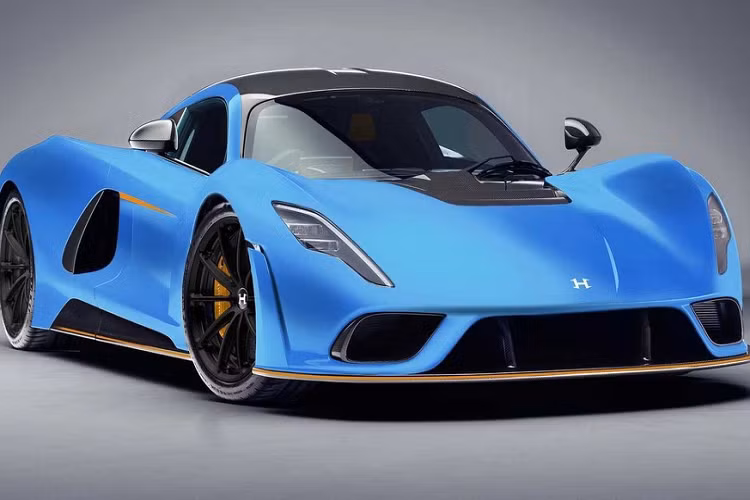 Hennessey là một hãng độ đến từ Texas, với các sản phẩm nâng cấp từ các dòng xe Mỹ như Mustang, F-150, Bronco... Tuy nhiên, hãng độ cũng có những dòng sản phẩm tự phát triển như Venom F5 hay Venom GT.