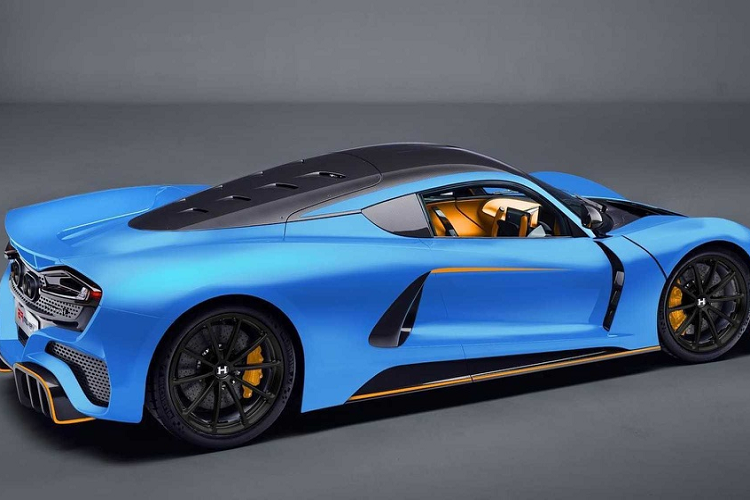 Điều này cũng dễ hiểu khi với động cơ Fury, Hennessey Venom F5 có khả năng tăng tốc từ 0 lên 100 km/h chỉ trong 2,6 giây. Tốc độ tối đa mà siêu phẩm này có thể đạt tới hơn 500 km/h.