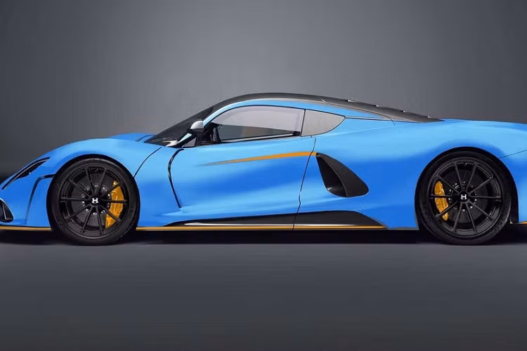 Trái tim của Venom F5 là động cơ Fury V8 twin turbo dung tích 6.6L do Hennessey phát triển, sản sinh công suất 1.842 mã lực và mô-men xoắn 1.617 Nm. Thông số này vượt xa các hypercar nổi tiếng như Bugatti Centodieci hay Chiron Super Sport.