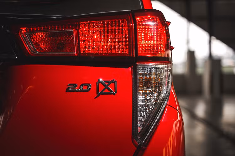 Hệ thống đèn chiếu sáng chính được thiết kế lại, bên trong là các bóng LED Projector cho hiệu suất chiếu sáng tốt hơn. Cụm đèn báo rẽ được tách rời xuống phía dưới và ốp trang trí màu đen, trong khi đèn sương mù được bố trí thấp ở cản trước.