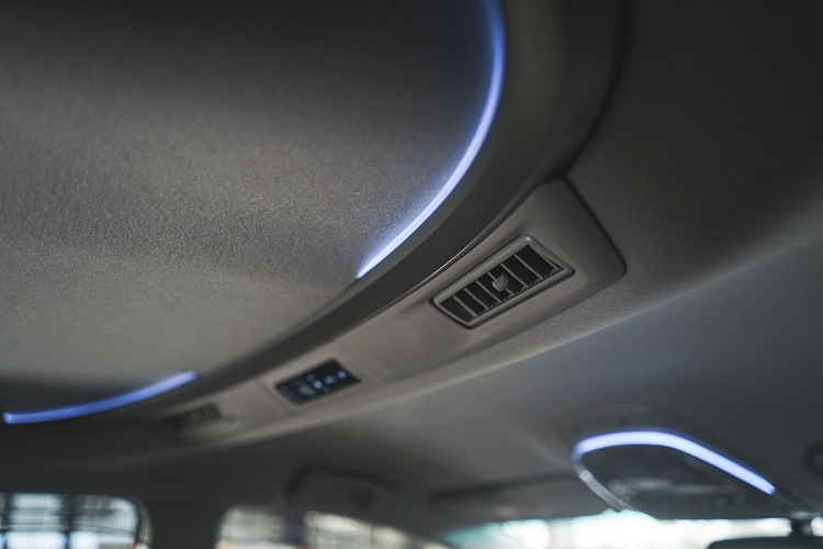 Danh sách trang bị an toàn của Toyota Innova 2021 gồm 7 túi khí, phanh ABS/EBD, cân bằng điện tử, cảm biến đỗ xe trước/sau, camera lùi, hỗ trợ khởi hành ngang dốc, cảnh báo điểm mù và cảnh báo phương tiện cắt ngang phía sau.