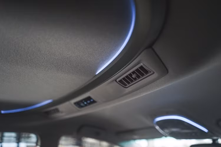 Danh sách trang bị an toàn của Toyota Innova 2021 gồm 7 túi khí, phanh ABS/EBD, cân bằng điện tử, cảm biến đỗ xe trước/sau, camera lùi, hỗ trợ khởi hành ngang dốc, cảnh báo điểm mù và cảnh báo phương tiện cắt ngang phía sau.