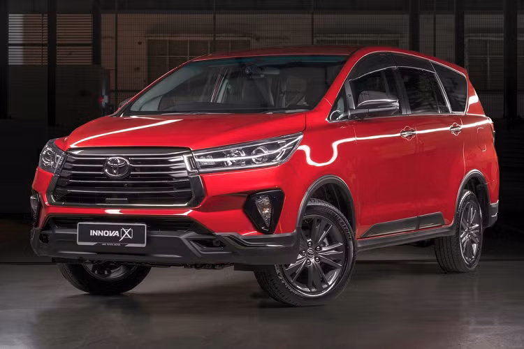 Sau khi tung teaser hồi tuần trước, Toyota chính thức công bố hình ảnh đầu tiên của Innova 2021 tại Malaysia. Hãng xe Nhật Bản đã ra mắt Toyota Innova 2021 mới tại Malaysia khá muộn so với khu vực. Trước đó, mẫu MPV này đã có mặt lần lượt là Việt Nam và Indonesia hồi tháng 10/2020.