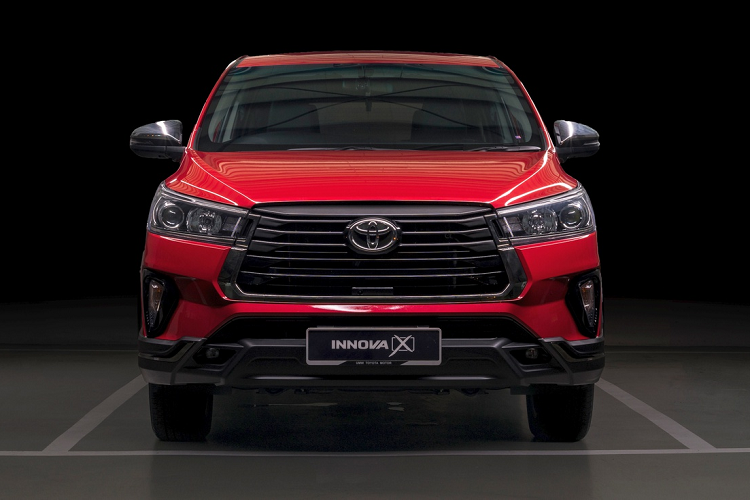 Tại Việt Nam, Toyota Innova 2021 có giá dao động 750-989 triệu đồng. Innova cạnh tranh với Mitsubishi Xpander (555-630 triệu), Suzuki Ertiga (500-560 triệu) và Kia Rondo (559-655 triệu đồng) trong nhóm MPV phổ thông.