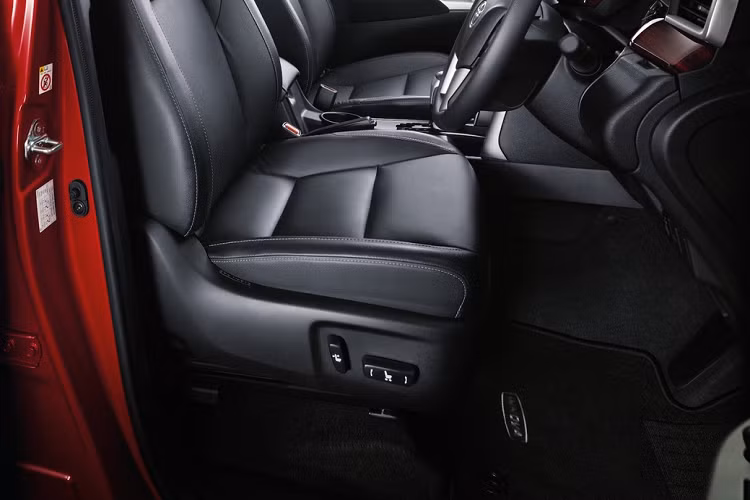 Động cơ của Toyota Innova 2021 được giữ nguyên so với đời cũ. Chiếc MPV sử dụng động cơ 1TR-FE 4 xy-lanh, dung tích 2.0L, sản sinh công suất 136 mã lực ở 5.600 vòng/phút và mô-men xoắn 183 Nm ở 4.000 vòng/phút. Sức mạnh được truyền đến cầu sau qua hộp số tự động 6 cấp.