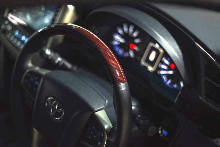 Phiên bản 2.0X được bổ sung nhiều chi tiết tăng tính hầm hố như đuôi lướt gió, vòm bánh xe mở rộng, thân xe có nhiều đường gân nổi, ốp sườn mới và bộ mâm màu xám ánh kim 17 inch. Xe còn có ốp gương chiếu hậu mạ chrome.