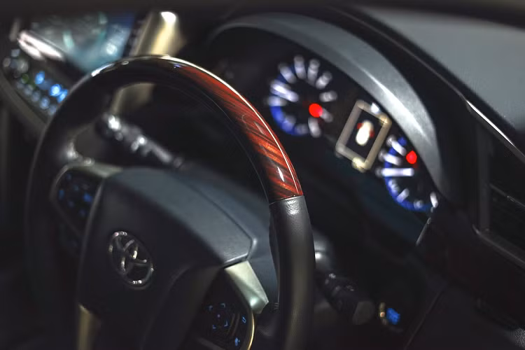 Phiên bản 2.0X được bổ sung nhiều chi tiết tăng tính hầm hố như đuôi lướt gió, vòm bánh xe mở rộng, thân xe có nhiều đường gân nổi, ốp sườn mới và bộ mâm màu xám ánh kim 17 inch. Xe còn có ốp gương chiếu hậu mạ chrome.