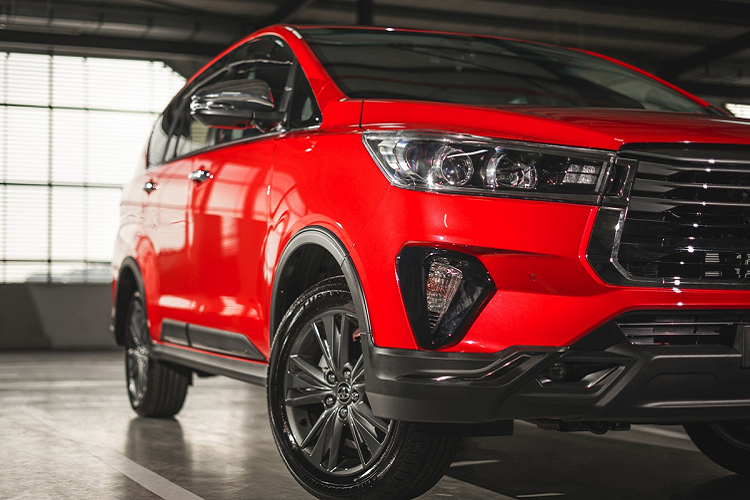 Không có nhiều thay đổi ở phía sau. Điểm mới duy nhất là mảng ốp đen bóng nối liền 2 cụm đèn hậu. Còn lại, các chi tiết khác như đèn hậu hình chữ L, đèn phản quang, ăng-ten và ống xả dưới gầm được giữ nguyên so với đời trước.