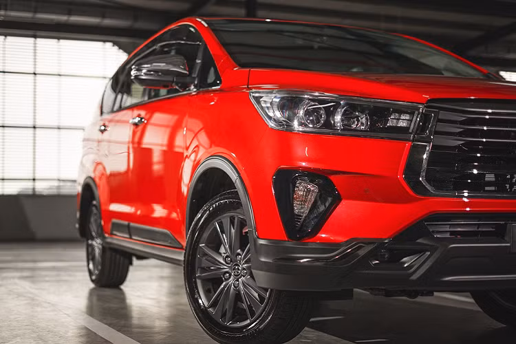 Không có nhiều thay đổi ở phía sau. Điểm mới duy nhất là mảng ốp đen bóng nối liền 2 cụm đèn hậu. Còn lại, các chi tiết khác như đèn hậu hình chữ L, đèn phản quang, ăng-ten và ống xả dưới gầm được giữ nguyên so với đời trước.