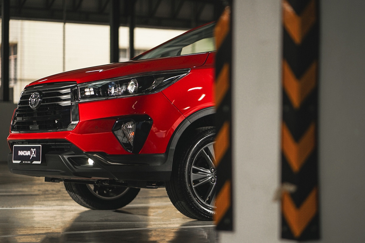 Ở bên trong, bản 2.0G và 2.0X có màn hình thông tin giải trí cảm ứng 9 inch tích hợp Apple CarPlay/Android Auto. Trang bị này của Innova 2021 tại Malaysia nhỉnh hơn màn hình 8 inch của các phiên bản tại Việt Nam và Indonesia.