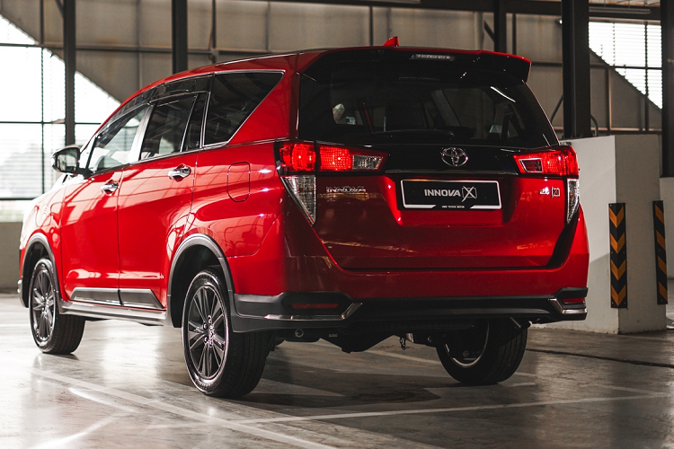Tại Malaysia, Toyota Innova thế hệ mới có 3 phiên bản. Phiên bản 2.0E tiêu chuẩn có giá từ 27.860 USD (khoảng 664 triệu đồng), bản 2.0G có giá 30.300 USD (khoảng 699 triệu đồng) và bản 2.0X có giá 32.400 USD (khoảng 750 triệu đồng). Ngoài ra, Toyota còn cung cấp phiên bản 2.0E giá rẻ cho ngành dịch vụ có giá 24.400 USD (khoảng 565 triệu đồng).