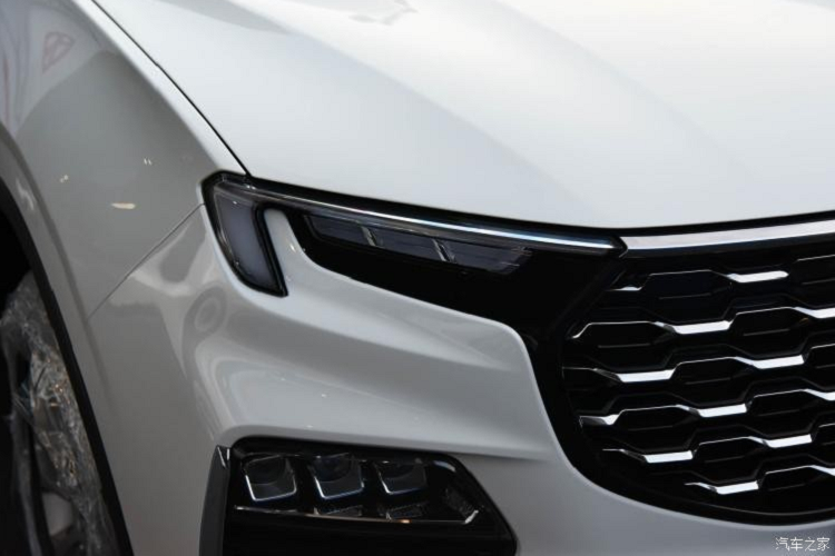 Như thông tin đã đưa, mẫu xe SUV Ford Equator 2021 có chiều dài 4.905 mm, chiều rộng 1.930 mm, chiều cao 1.755 mm và chiều dài cơ sở 2.865 mm. Với kích thước này, Equator lớn hơn Ford Everest nhưng lại nhỏ hơn Ford Explorer. Không chỉ có kích thước khá lớn, Ford Equator 2021 còn mang trên mình thiết kế ngoại thất bắt mắt. Có được điều đó là nhờ ngôn ngữ thiết kế mới của thương hiệu Ford.