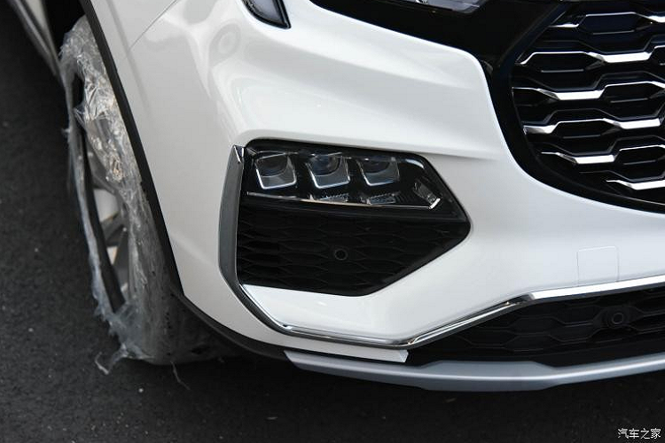 Trên đầu xe, Ford Equator 2021 được trang bị lưới tản nhiệt cỡ lớn hình bát giác cỡ lớn với mắt lưới hình tổ ong, chỗ sơn đen, chỗ mạ crôm để tạo điểm nhấn. Viền màu đen của lưới tản nhiệt kéo dài sang dải đèn LED định vị ban ngày ở hai bên. Ngoài ra, nối giữa hai dải đèn LED định vị ban ngày còn có nẹp mạ crôm sáng bóng nằm ngay bên trên lưới tản nhiệt.