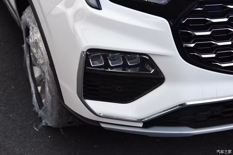 Trên đầu xe, Ford Equator 2021 được trang bị lưới tản nhiệt cỡ lớn hình bát giác cỡ lớn với mắt lưới hình tổ ong, chỗ sơn đen, chỗ mạ crôm để tạo điểm nhấn. Viền màu đen của lưới tản nhiệt kéo dài sang dải đèn LED định vị ban ngày ở hai bên. Ngoài ra, nối giữa hai dải đèn LED định vị ban ngày còn có nẹp mạ crôm sáng bóng nằm ngay bên trên lưới tản nhiệt.