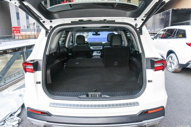 Ưu điểm của Ford Equator 2021 bản 5 chỗ nằm ở khoang hành lý rộng rãi. Hàng ghế sau của mẫu xe này cũng có thể gập xuống để tăng thể tích khoang hành lý. Ngoài ra, Ford Equator 2021 bản 5 chỗ còn có cửa cốp chỉnh điện tiện dụng. Về phần mình, phiên bản 7 chỗ của Ford Equator 2021 lại đi kèm hàng ghế thứ 2 có tính năng sưởi và làm mát cũng như điều hòa riêng.