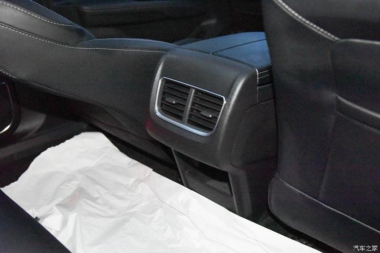 Bên trong Ford Equator 2021 bản 5 chỗ là nội thất bọc da phối nỉ màu đen và mặt táp-lô ốp gỗ màu bạc tương phản. Trong khi đó, phiên bản 7 chỗ lại đi kèm nội thất bọc da sang trọng hơn với đường gân màu nâu tương phản trên ghế. Tương tự như vậy, mặt táp-lô của phiên bản 7 chỗ cũng được ốp gỗ màu nâu.