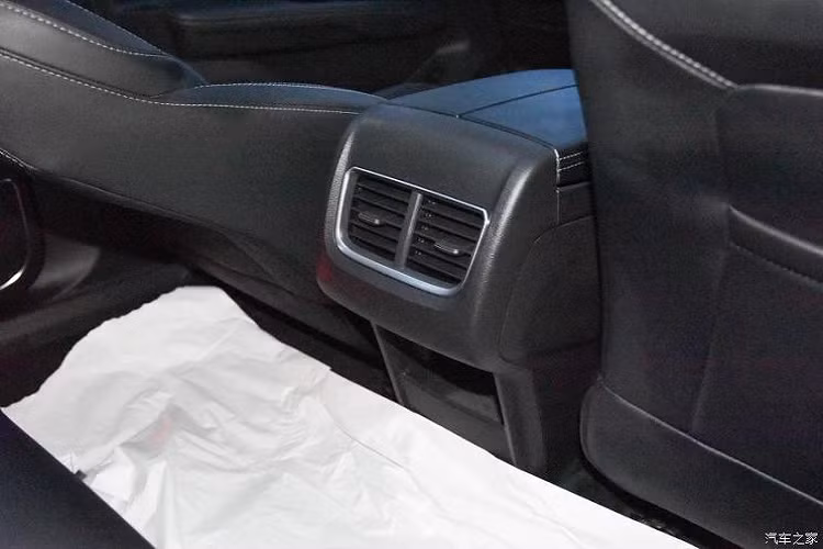 Bên trong Ford Equator 2021 bản 5 chỗ là nội thất bọc da phối nỉ màu đen và mặt táp-lô ốp gỗ màu bạc tương phản. Trong khi đó, phiên bản 7 chỗ lại đi kèm nội thất bọc da sang trọng hơn với đường gân màu nâu tương phản trên ghế. Tương tự như vậy, mặt táp-lô của phiên bản 7 chỗ cũng được ốp gỗ màu nâu.