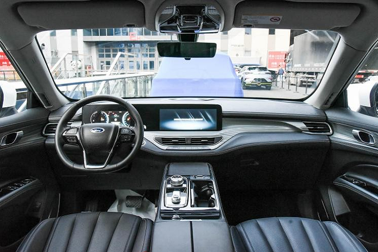 "Trái tim" của Ford Equator 2021 tại thị trường Trung Quốc là khối động cơ xăng EcoBoost 4 xi-lanh, dung tích 2.0L với công suất tối đa 224 mã lực. Động cơ kết hợp với hộp số tự động ly hợp kép 6 cấp với lẫy gẩy số sau vô lăng. Xe cung cấp 4 chế độ lái, bao gồm N, E, S và M.