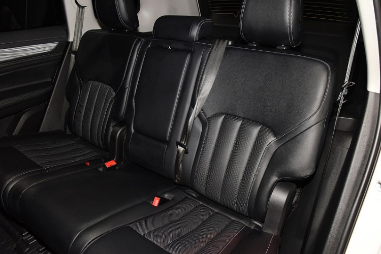 Đằng sau, Ford Equator 2021 được trang bị nhiều chi tiết với thiết kế nằm ngang, từ đèn hậu, đèn phản quang cho đến đầu ống xả giả, tạo cảm giác rộng và bề thế hơn. Trong đó, đèn hậu được nối với nhau bằng dải đèn LED ở giữa. Bên dưới logo của nhà sản xuất có thêm tên xe - phong cách thiết kế hiện được áp dụng cho khá nhiều mẫu xe đời mới.