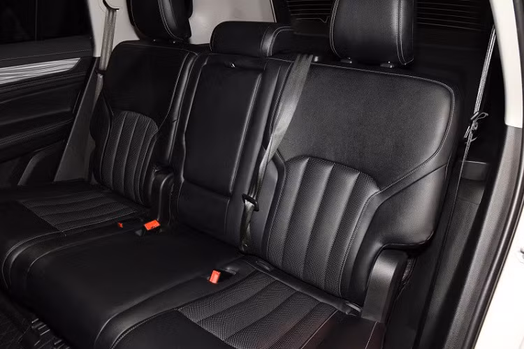 Đằng sau, Ford Equator 2021 được trang bị nhiều chi tiết với thiết kế nằm ngang, từ đèn hậu, đèn phản quang cho đến đầu ống xả giả, tạo cảm giác rộng và bề thế hơn. Trong đó, đèn hậu được nối với nhau bằng dải đèn LED ở giữa. Bên dưới logo của nhà sản xuất có thêm tên xe - phong cách thiết kế hiện được áp dụng cho khá nhiều mẫu xe đời mới.