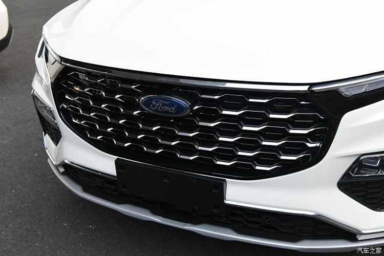 Tại thị trường Trung Quốc, giá xe Ford Equator 2021 bản 5 chỗ có giá dao động từ 169.800 - 185.800 Nhân dân tệ (khoảng 604 - 660 triệu đồng). Trong khi đó, bản 7 chỗ có giá dao động từ 189.800 - 219.800 Nhân dân tệ (675 - 781 triệu đồng). Con số tương ứng của phiên bản 6 chỗ là 173.800 - 219.800 Nhân dân tệ (618 - 781 triệu đồng). Như vậy, ở phiên bản nào thì Ford Equator 2021 cũng rẻ hơn mẫu SUV 7 chỗ Everest ở Việt Nam dù có kích thước lớn hơn.