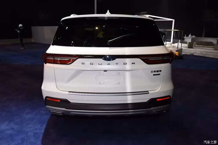 Cuối cùng là gói công nghệ an toàn Ford Co-Pilot với hệ thống kiểm soát hành trình ở mọi dải tốc độ, hỗ trợ giữ làn đường, cảnh báo chuyển làn đường, phanh khẩn cấp tự động, cảnh báo va chạm sớm, hỗ trợ chuyển làn đường và hỗ trợ đỗ xe tự động. Camera 360 độ, hệ thống hỗ trợ khởi hành ngang dốc và hỗ trợ đổ đèo cũng xuất hiện trên mẫu SUV cỡ trung này.