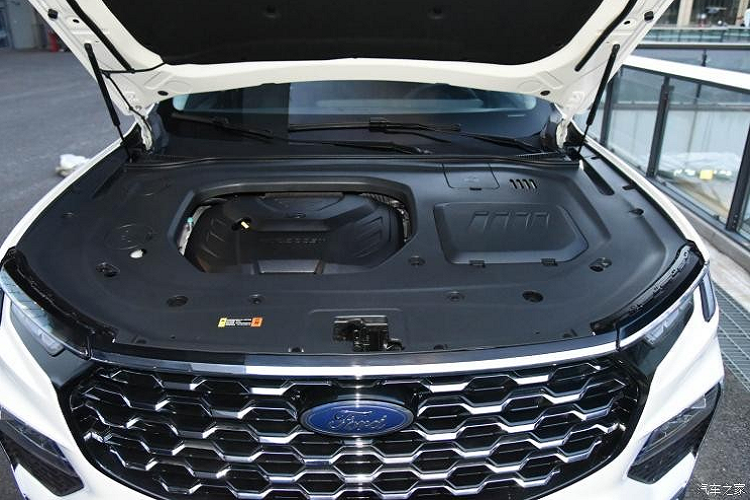 Thêm vào đó là hệ thống Tencent Auto Intelligence (TAI) 3.0 với tính năng định vị dùng công nghệ thực tế ảo AR. Người lái cũng có thể dùng ứng dụng trên điện thoại thông minh để khởi động máy từ xa nhờ hệ thống này. Những trang bị đáng chú ý khác của xe bao gồm núm xoay chuyển số trên cụm điều khiển trung tâm, cửa sổ trời toàn cảnh với kích thước 1.210 x 70 mm, ngăn đựng đồ rộng bên dưới bệ tì tay trung tâm ở hàng ghế đầu, sạc điện thoại thông minh không dây, gương chiếu hậu chống chói, hệ thống lọc bụi và tính năng ra lệnh bằng giọng nói.