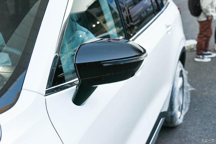 Trong khi đó, cụm đèn pha chính với 3 bóng LED lại nằm bên dưới, tách rời khỏi dải đèn LED định vị ban ngày. Đèn pha này nằm chung chỗ với hốc gió có mắt lưới hình tổ ong. Ngoài ra, Ford Equator 2021 còn được trang bị hốc gió trung tâm khá rộng, được bao quanh bằng nẹp mạ crôm, kéo dài lên tận đèn pha. Bên dưới hốc gió này là tấm ốp gầm giả, được sơn màu bạc.