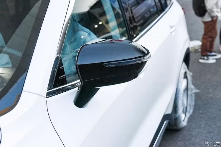 Trong khi đó, cụm đèn pha chính với 3 bóng LED lại nằm bên dưới, tách rời khỏi dải đèn LED định vị ban ngày. Đèn pha này nằm chung chỗ với hốc gió có mắt lưới hình tổ ong. Ngoài ra, Ford Equator 2021 còn được trang bị hốc gió trung tâm khá rộng, được bao quanh bằng nẹp mạ crôm, kéo dài lên tận đèn pha. Bên dưới hốc gió này là tấm ốp gầm giả, được sơn màu bạc.