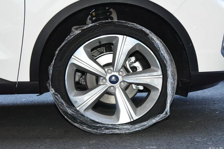 Bên sườn xe, Ford Equator 2021 được thiết kế theo phong cách vuông vắn hơn. Xe được trang bị nóc và đường vai xe đều khá thẳng thớm, cột D gần như nằm dọc cũng như nẹp mạ crôm trên cửa. Riêng phiên bản 7 chỗ sẽ được bổ sung ốp gương ngoại thất màu đen cùng bộ vành hợp kim 20 inch lớn hơn và thiết kế đơn giản hơn. Trong khi đó, bản 5 chỗ sẽ dùng vành có đường kính 19 inch với thiết kế 6 chấu kép.