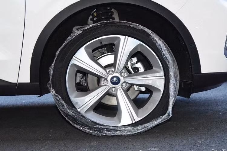 Bên sườn xe, Ford Equator 2021 được thiết kế theo phong cách vuông vắn hơn. Xe được trang bị nóc và đường vai xe đều khá thẳng thớm, cột D gần như nằm dọc cũng như nẹp mạ crôm trên cửa. Riêng phiên bản 7 chỗ sẽ được bổ sung ốp gương ngoại thất màu đen cùng bộ vành hợp kim 20 inch lớn hơn và thiết kế đơn giản hơn. Trong khi đó, bản 5 chỗ sẽ dùng vành có đường kính 19 inch với thiết kế 6 chấu kép.