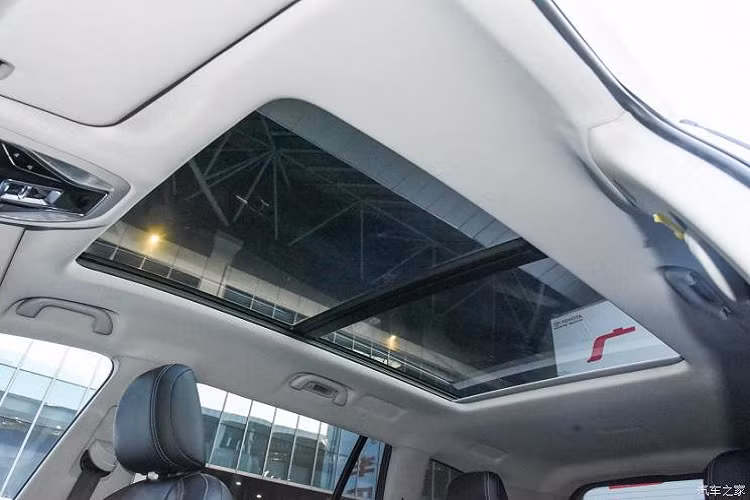 Những chi tiết còn lại của Ford Equator 2021 bản 5 chỗ và 7 chỗ chẳng có gì khác bản 6 chỗ. Xe cũng có 2 màn hình 12,3 inch nối liền với nhau, gợi liên tưởng đến những mẫu xe hạng sang của Mercedes-Benz. Màn hình thông tin giải trí của xe có độ phân giải 1.920 x 720 pixel đồng thời hỗ trợ kết nối với điện thoại thông minh qua Baidu CarLife và Huawei HiCar.