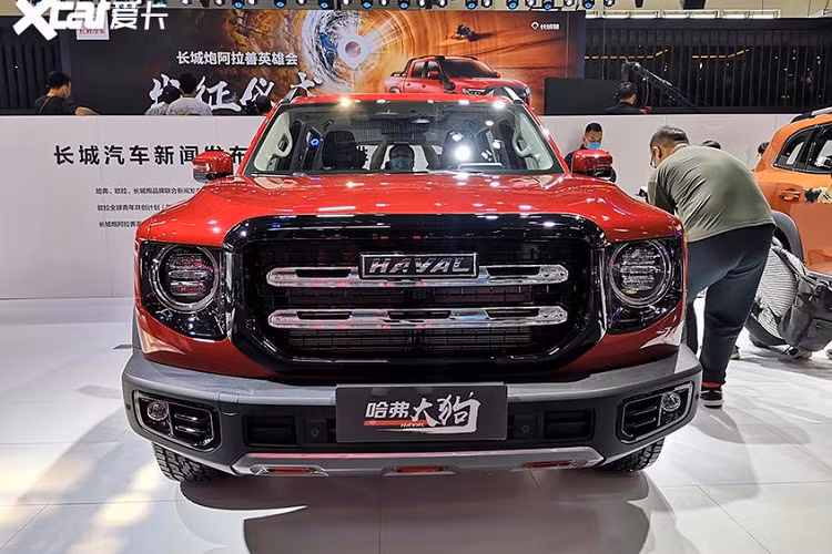 Không chỉ đổi tên, Haval Dargo 2022 còn có thiết kế khác biệt so với Big Dog. Điều này được thể hiện rất rõ qua thiết kế ở phần đầu xe. Tại đây, chúng ta sẽ bắt gặp lưới tản nhiệt hình thang thay vì hình chữ nhật như Haval Big Dog bán ở Trung Quốc. Các nan nằm ngang bên trong lưới tản nhiệt và viền bên ngoài đều được sơn màu nhám.