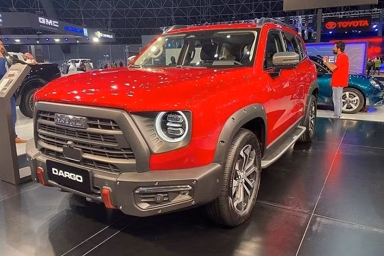 Bước vào bên trong Haval Dargo 2022, các đại gia dầu mỏ sẽ thấy không gian nội thất giống với Big Dog bán tại Trung Quốc. Xe cũng có bảng đồng hồ kỹ thuật số với màn hình LCD 10,25 inch, màn hình thông tin giải trí dạng cảm ứng 12,3 inch, vô lăng tích hợp phím chức năng và núm xoay chuyển số. Mặt táp-lô bên ghế phụ lái sẽ đi kèm tay nắm khá lớn theo phong cách của những mẫu xe việt dã Mỹ.