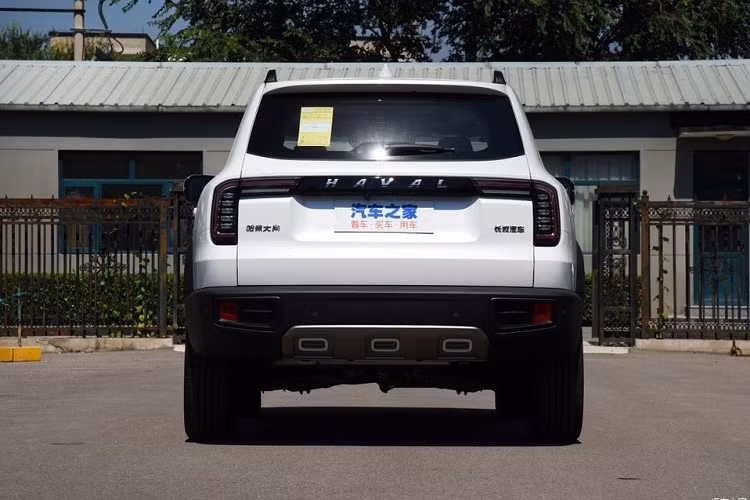 Tương tự như vậy, đèn sương mù trước của Haval Dargo 2022 cũng không khác gì Big Dog. Trong khi đó, tấm ốp gầm màu bạc bên dưới cản trước đã bị loại bỏ khỏi Haval Dargo. Ở bên sườn, Haval Dargo 2022 được trang bị ốp cua lốp bắn đinh "lộ thiên" tạo cảm giác thể thao và hầm hố hơn so với Big Dog ở Trung Quốc.