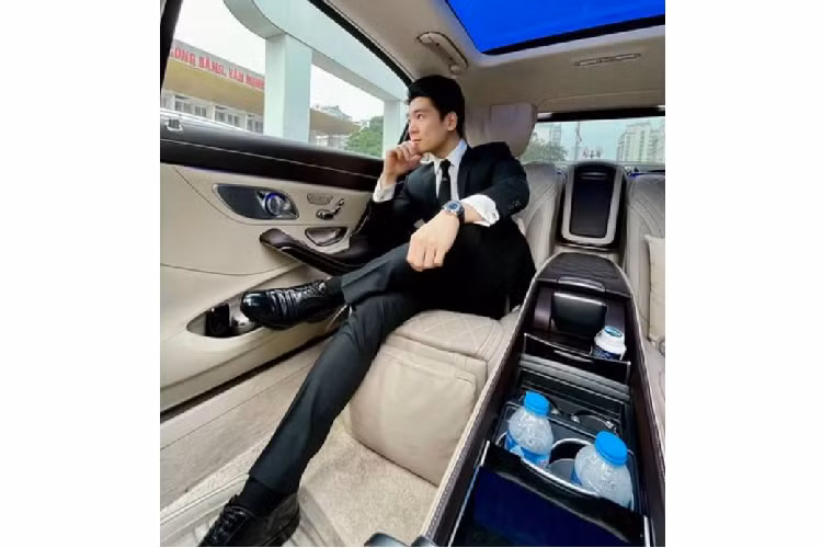 Chiếc Rolls-Royce Phantom của bầu Hiển có nhiều chi tiết độc quyền như đường coachline màu vàng bên hông với logo chữ H lồng với nhau, tên xe "Peace &amp; Glory" được khắc trên bảng táp-lô và biểu tượng Spirit of Ecstasy được thay thế bởi đầu hổ bằng vàng. Xe có giá lăn bánh không dưới 100 tỷ đồng.