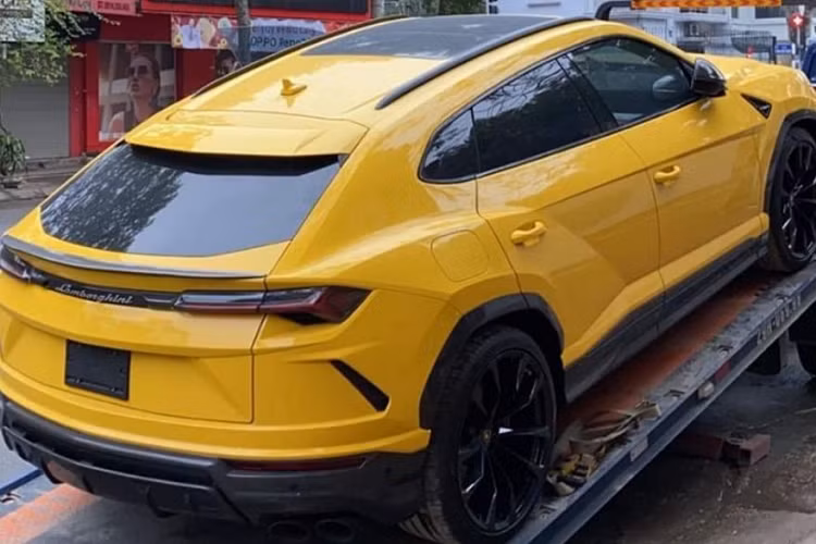 Ước tính siêu SUV Lamborghini Urus của thiếu gia nhà bầu Hiển có giá không dưới 20 tỷ đồng khi về nước, như vậy, tổng số tiền sau khi xe ra biển Hà Nội sẽ vào khoảng trên 22 tỷ đồng. Riêng tiền lệ phí trước bạ đã đáng giá hơn nhiều chiếc xe sang hiện nay tại Việt Nam.
