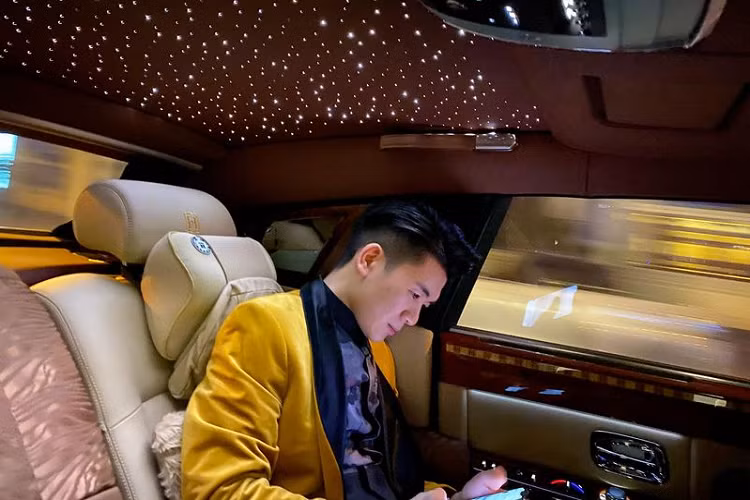 Tại thị trường Mỹ, Alpina B7 2020 có giá bán từ 141.700 USD (khoảng 3,3 tỷ đồng). Chiếc sedan thể thao này sở hữu vẻ ngoài mạnh mẽ và cuốn hút hơn hẳn 7-Series thông thường, ấn tượng nhất chính là bộ mâm đa chấu cỡ lớn.