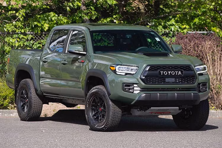 Chiếc Toyota Tacoma thứ 1 triệu này xuất xưởng tại Mỹ và lăn bánh khỏi dây chuyền sản xuất vào ngày 4/10/2019, tại nhà máy San Antonio (Texas). Chiếc Tacoma đặc biệt này sẽ lên sàn đấu giá Mecum danh tiếng vào ngày 12-14/8 này. Nếu bạn là một người say mê dòng bán tải hạng trung, đây là cơ hội để bạn sở hữu một phần lịch sử của hãng xe Nhật tại Mỹ. Chiếc Tacoma thứ 1 triệu gần như nguyên vẹn so với lúc mới xuất xưởng, với chỉ 13km trên đồng hồ ODO.