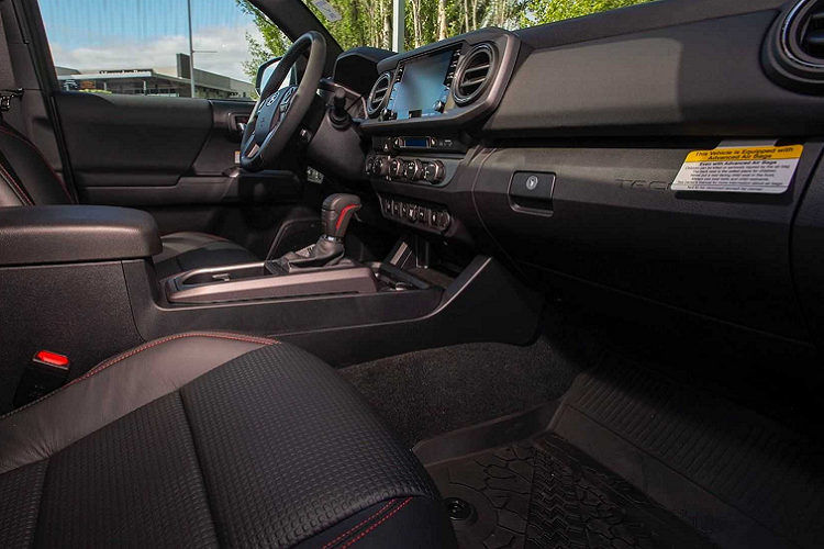 Nội thất xe trang bị ghế bọc da màu đen với đường chỉ khâu tương phản màu đỏ cùng với các tính năng hiện đại khác của Toyota.