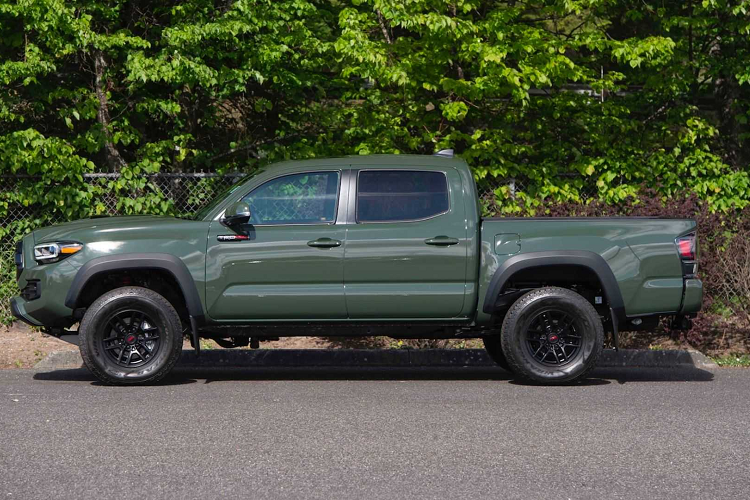 Thuộc phiên bản TRD Pro, chiếc xe bán tải Toyota Tacoma khoác lên mình nước sơn màu xanh quân đội. Các trang bị độc quyền trên phiên bản Tacoma TRD Pro bao gồm: mâm hợp kim 16 inch màu đen, ốp bảo vệ gầm xe TRD Pro, cản trước hầm hố, đèn sương mù LED của Rigid Industries và giảm xóc Fox được TRD điều chỉnh với vỏ nhôm 2,5 inch.