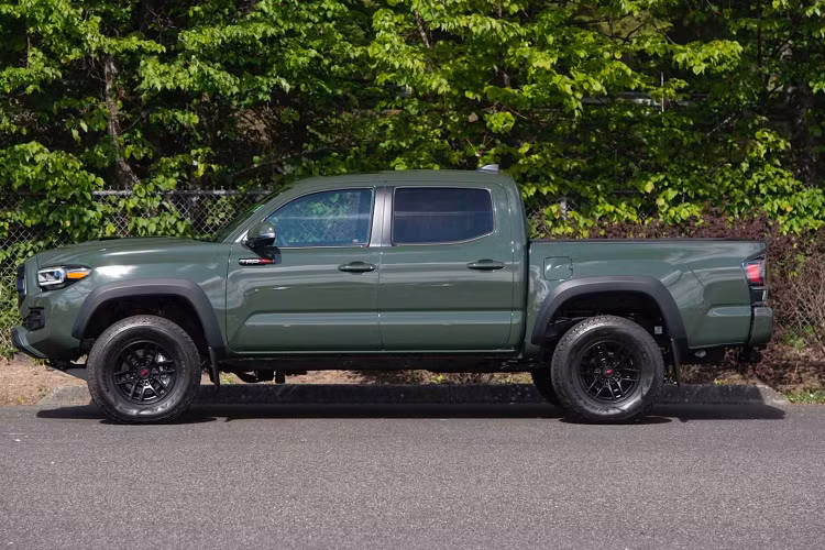 Thuộc phiên bản TRD Pro, chiếc xe bán tải Toyota Tacoma khoác lên mình nước sơn màu xanh quân đội. Các trang bị độc quyền trên phiên bản Tacoma TRD Pro bao gồm: mâm hợp kim 16 inch màu đen, ốp bảo vệ gầm xe TRD Pro, cản trước hầm hố, đèn sương mù LED của Rigid Industries và giảm xóc Fox được TRD điều chỉnh với vỏ nhôm 2,5 inch.