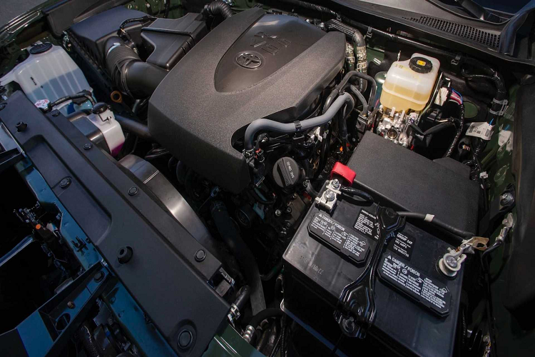 Bên dưới nắp capo của Toyota Tacoma thế hệ mới là động cơ V6 3.5 lít hút khí tự nhiên, sản sinh công suất 278 mã lực và mô-men xoắn 359 Nm. Hộp số tự động 6 cấp được trang bị cho xe trong khi trên thực tế, phiên bản TRD Pro có thể đi kèm với hộp số sàn.