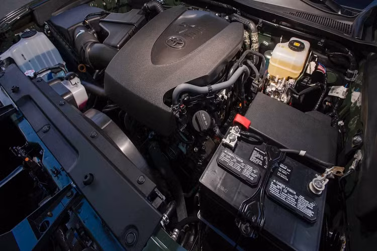 Bên dưới nắp capo của Toyota Tacoma thế hệ mới là động cơ V6 3.5 lít hút khí tự nhiên, sản sinh công suất 278 mã lực và mô-men xoắn 359 Nm. Hộp số tự động 6 cấp được trang bị cho xe trong khi trên thực tế, phiên bản TRD Pro có thể đi kèm với hộp số sàn.