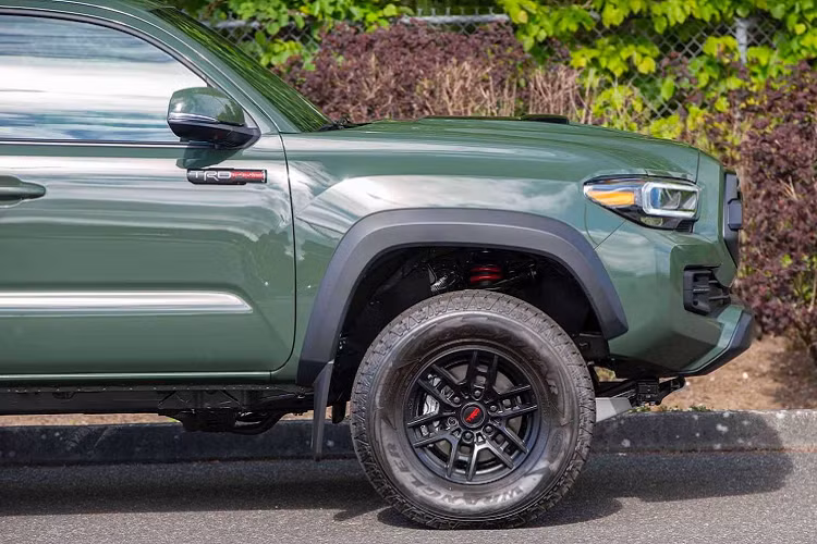 Mỹ bắt đầu lắp ráp Tacoma từ năm 1995. Kể từ đó, mẫu bán tải Nhật thường xuyên góp mặt trong các bảng xếp hạng xe bán chạy nhất tại quốc gia này qua các năm.