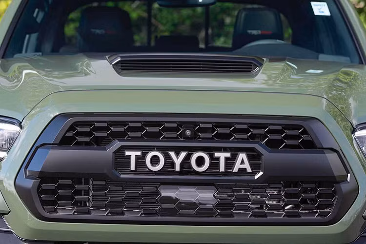 Khác với thị trường các nước Đông nam Á, ở Mỹ, không phải Hilux mà Tacoma mới được xem là mẫu xe đối đầu trực tiếp với Ford Ranger. Sự khác biệt rõ rệt nhất của Tacoma và Hilux đến từ độ rộng khoang lái.