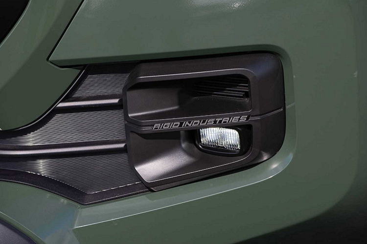 Ngoài ra trong khi Hilux có thêm tùy chọn cabin đơn thì đàn anh Tacoma chỉ được cung cấp duy nhất với biến thể cabin kép.